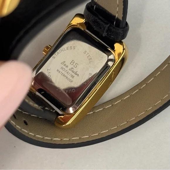 Elegant Gold and Black Vintage Watch - Picture 5 of 6